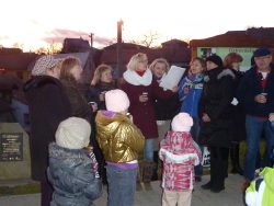 Zpívání u vánočního stromku