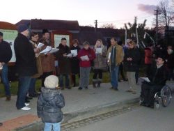 Zpívání u vánočního stromku