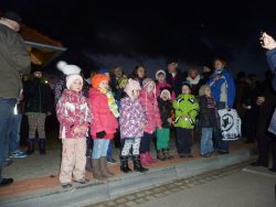 Zpívání u vánočního stromku