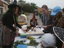 Pálení čarodějnic a stavění máje