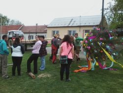 Pálení čarodějnic a stavění máje