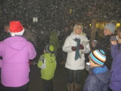 Zpívání u vánočního stromku