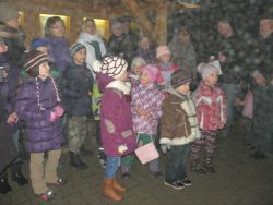 Zpívání u vánočního stromku